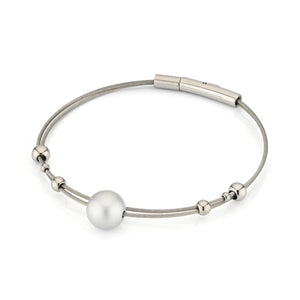 Armband mit silberfarbenen Perlen A274